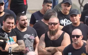 Членовете на ръгби клуб "Валяците" от Перник се озоваха на протеста срещу единствения кандидат за главен прокурор Иван Гешев пред Съдебната палата.