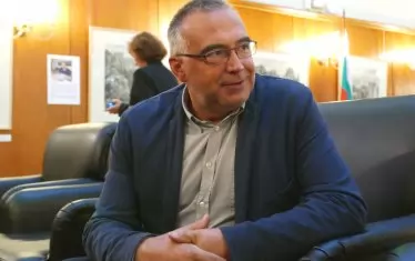 Радев може да изчака края на мандата си за нова партия