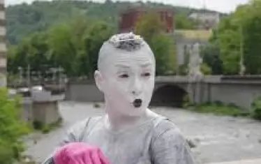 Уличните артисти са в стихията си.