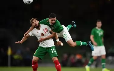 Халфът на "Чарлтън" Джош Кълън се стоварва на гърба на халфа ни Кристиян Малинов. Ирландецът бе избран за играч на мача и бе похвален от селекционера Мик Маккарти.