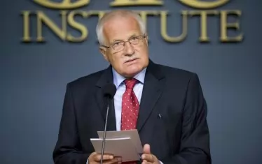 Вацлав Клаус, който е в основата на разпадането на Чехословакия, предприе стъпката, тъй като смяташе, че Словакия със своята тежка съветска промишленост пречи на икономическото развитие на неговата страна.