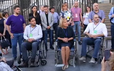 Демонстрацията с инвалидните колички беше изключително грозно зрелище навръх празника на трите истински християнски мъченици от Рим (126 г.) и тяхната майка. Участниците в зрелището с количките нямат ли пиари да им обяснят какви сигнали излъчват? Или, без да искат, този път излъчиха истината?