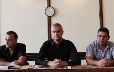 Костадин Костадинов (в средата) може да се окаже кандидат на БСП във Варна. Снимка: сайт на партия "Възраждане".