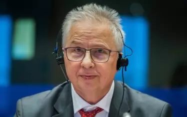 Комисията по правни въпроси в ЕП видя сериозни разминавания в декларациите за финансови интереси на унгарския кандидат за ЕК Ласло Трочани. 