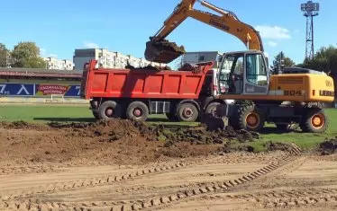 Багери започнаха ремонт на тренировъчния терен до ст. "Виваком Арена Георги Аспарухов". Ще бъде изцяло подменено тревното покритие, а същевременно ще бъде подобрена цялостната инфраструктура. От "Левски" добавиха, че в момента текат дейности по два терена за "Футбол 5" и "Футбол 9", като ще бъдат ремонтирани основно и съблекалните на ДЮШ.