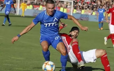 Станислав Костов (вляво) засега е светлият лъч в титулярния състав на "Левски". Една птичка е обаче...