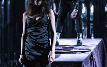 В "Любовникът" абсолютното разголване на душата пред другия е единственият път към катарзиса.
