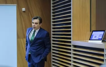  Урсула фон дер Лайен влезе в неособено убедителен режим на обяснения какво има предвид под европейски начин на живот. Тя смята да повери този ресор на досегашния говорител на ЕК Маргаритис Схинас (на снимката).