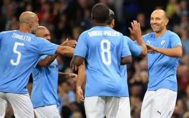  Едва ли, когато е играл футбол в "Манчестър сити", Мартин Петров си е представял, че ще съди банка с твърдението, че са му източени сметките.