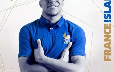 Мбапе позира със своя запазен жест дори и на официалната фотосесия с френския национален отбор.