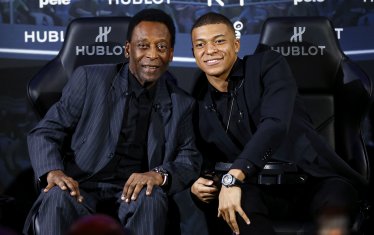 Тук е с Пеле по време на рекламно събитие на часовниците Hublot.