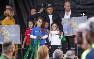 След спечелването на световната титла Килиан Мбапе беше посрещнат като герой на стадиона "Лео Лагранж" в парижкото предградие Бонди, където той е израснал. Впрочем на събитието футболистът бе с шапка с неговото лого, която се продава на сайта му.