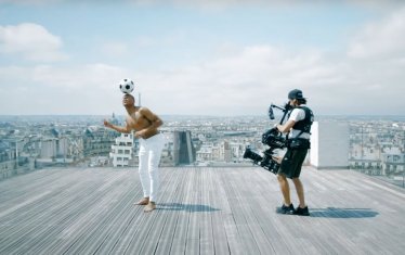 Мбапе по време на снимките за рекламата на японската козметична марка Bulk Homme.