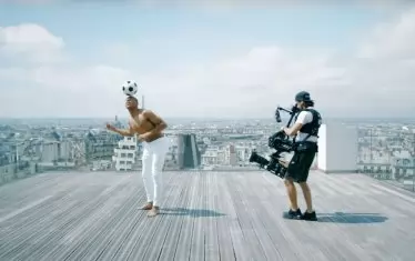 Мбапе по време на снимките за рекламата на японската козметична марка Bulk Homme.