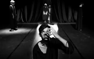 Единствено по време на репетицията Хамлет е по-свободен от всякога.