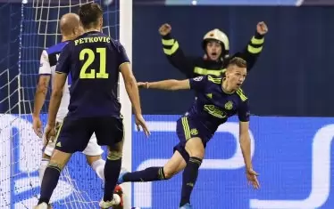 Дори един от пожарникарите, дежурещи на ст. "Максимир", не издържа и започна да ликува след поредното попадение на Мислав Оршич (вдясно), който вкара хеттрик за "Динамо" при разгрома с 4:0 над "Аталанта".