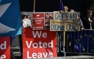  Привърженици на Брекзит демонстрират пред парламента в Лондон.