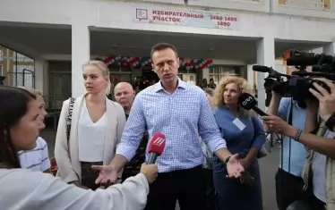  Алексей Навални отиде да глаусува с дъщеря си Дария в Москва. 