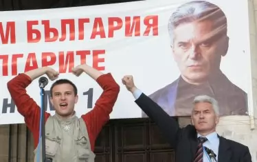 Юни 2005 г. Лицата на "Атака" се раздават на макс. Социологията се прави, че не забелязва приема, който партията среща сред не малко хора.