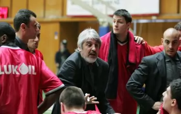 Маринов дава наставления на играчите на "ЛУКойл Академик".