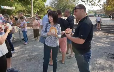 Зам.-кметът на Търговище Рая Матева (БСП, АБВ) похапва мекици сред народа и се готви за сблъсък с началника си от ГЕРБ. Снимка: Фейсбук