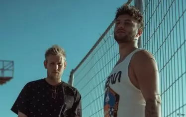  Рапърът Шанишер (вляво) зове хората да се изправят срещу несправедливостта. 