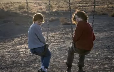 Младият Оукс Фигли (вляво) изразява убедително мировата скръб на подрастващия Тео.