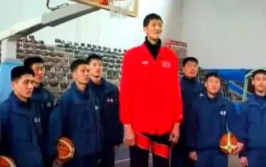 Ри Мйънг-хън по време на тренировка със севернокорейски баскетболисти.