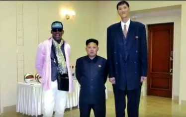 Тук Ри е с лидера на Северна Корея Ким Чен-ун и Денис Родман по време на посещението на знаменития американски баскетболист в Пхенян.