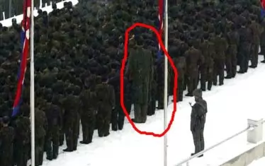  По време на траурната церемония след смъртта на Ким Чен Ир в редиците на строената армия е забелязан огромен войник. Мнозина дори твърдят, че това е някакъв нов супербоец, но това всъщност е тъкмо Ри Мйънг-хън.