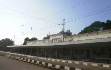 Списание "Септември" с новото име „Летописи” започна да губи популярност, тиражът се стопи. Веднъж във влака за Пловдив (пътувахме за някакво жури в провинцията) другите писатели в купето подигравателно обявяваха „Гара Летописи!” Всъщност, спирахме на гара Септември. Сарказмът им преливаше. Не издържах това и напуснах. Скоро след това и списанието изчезна от българския книгопис.