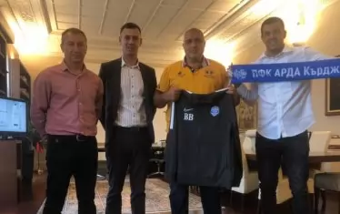 От "Арда" пък се вдигнаха президентът на клуба Петър Пешев (вторият от ляво на дясно), треньорът Стамен Белчев (вляво) и капитанът Иван Караджов (вдясно), които отидоха в Министерския съвет, за да искат помощ за стадиона в Кърджали. После Борисов лично посети базата и в резултат бяха отпуснати 2,5 млн. лв.