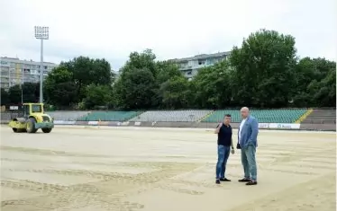 През юни 2017 г. спортният министър Красен Кралев инспектира стадион "Тича", за който бяха отпуснати средства за поставяне на осветление и подмяна на терена.