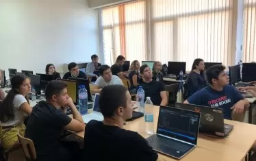 И т.г. МОН ще опита да увеличи учениците, обучаващи се за приложен програмист. В гимназията по компютърни технологии в Правец от 163 ученици, записани в курс за придобиване на квалификация по тази професия по програма на министерството, са останали едва 32-ма.