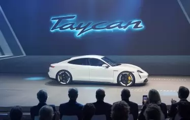 Porsche Taycan turbo S бе другият електромобил, който предизвика огромен интерес на изложението.