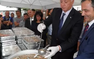 Здравко Димитров (ГЕРБ) разлива ашуре в Деня на ашурето, демонстрирайки уважение към мюсюлманската религия. В Пловдив обаче се появиха мнения, че е развъртян и политически черпак, който ще напълни урната на конкурента националист Славчо Атанасов. Снимка: Фейсбук