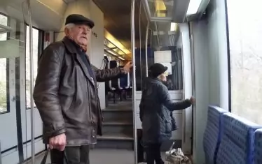 Вероятно най-бавният влак в света крета по линията Кюстендил - Гюешево с 15 км/ч. Мотрисата "Сименс Дезиро" е антипод на "влака стрела" и минава 34 км за 1.40 ч.