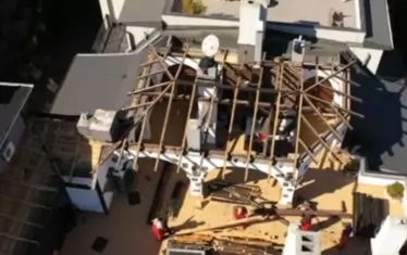  Пламен Георгиев бе принуден да премахне незаконните постройки на покрива на тризонета си