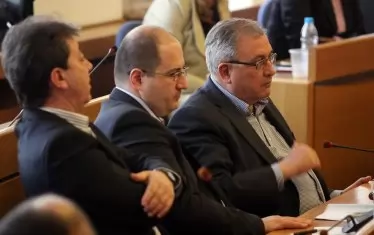 На снимката от 2012 г. са трима общинари на градската десница. Двама от тях бяха нейни кандидати за кмет на София. Сега и тримата  - Вили Лилков, Прошко Прошков и Владимир Кисьов, нямат нищо общо с градската десница. 