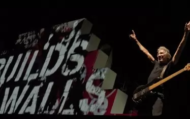 Хартиеният октопод ни кара да си тананикаме "Тухла в стената" на Роджър Уотърс. 