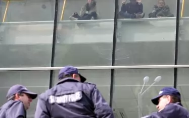 Силите на реда охраняваха демократичните труженици.