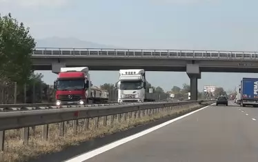  Именно шофьорите от Източна Европа сега пренасят важните стоки из Западна Европа. Оказаха се много нужни в пандемията, въпреки че според пакета "Мобилност" източноевропейските шофьори трябваше да напуснат западните магистрали.