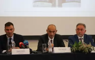 Преди дни Асен Христов (в средата) представи визията на "Еврохолд" за развитие на бизнеса след придобиването на активите на чешката ЧЕЗ в България .