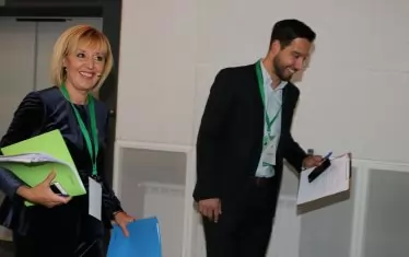 Както подобава на всяка "алтернатива", Мая Манолова изненадва с модни приятелства.