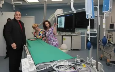  Премиерът Борисов много обича да се хвали колко модерна апаратура има вече по болниците, само че за лечение с нея също се доплаща, и то по няколко хиляди.