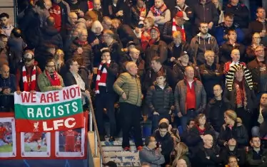 По време на мача в Белгия български фенове на "Ливърпул" издигнаха националния трибагреник, на който бе изписано: "Ние не сме расисти".
