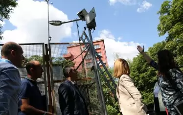 Първата от 22 станции за измерване на въздуха бе монтирана през лятото.