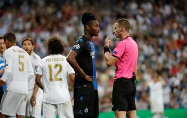 Георги Кабаков обяснява на защитника на "Брюж" Симон Дели, че при следващо грубо нарушение може да бъде изгонен от мача срещу "Реал", също като капитана на белгийците Рууд Вормер.