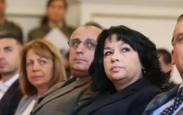 Периодичното прехвърляне на дружеството от общината на държавата и обратно и смените на ръководството явно не доведоха до разреждане на напрежението и по-добро управление.