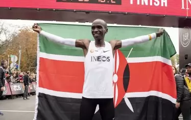 Обут в маратонките alphaFLY на "Найки", Елиуд Кипчоге позира пред хронометъра във Виена, запечатал първото в историята време под 2 ч. на класическата маратонска дистанция от 42,195 км - 1:59:40,2.